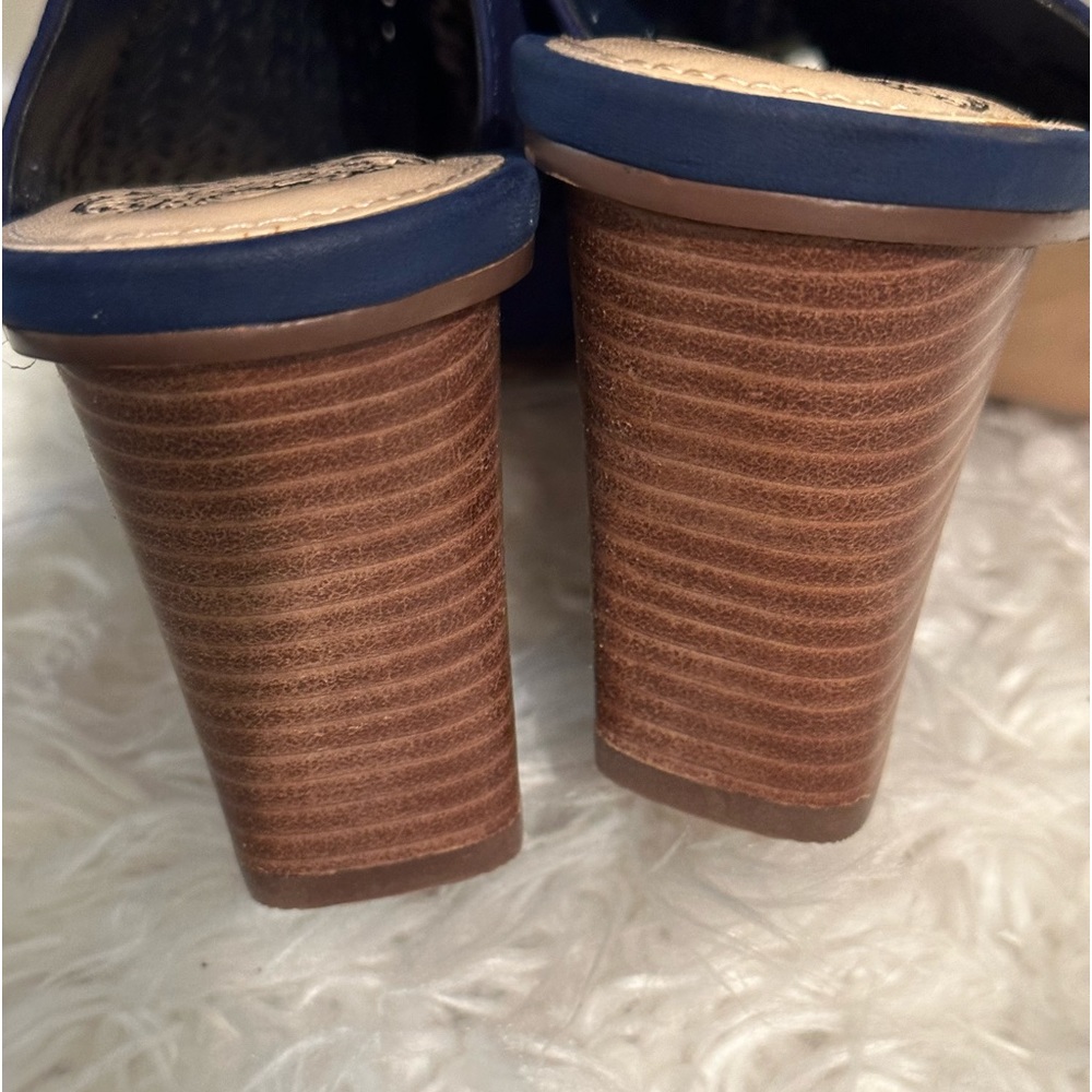 Vince Camuto Perforated Leather
Sandals - Dastana Size 9.5 Blue Suede - Picture 5 of 11